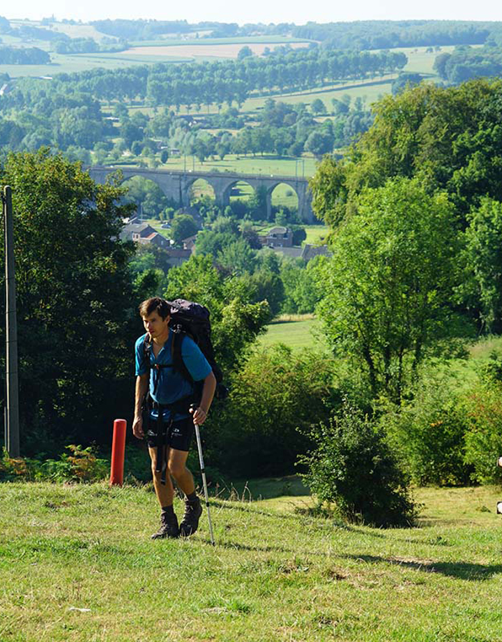 Een man met grote backpack beklimt de Kattenroth
